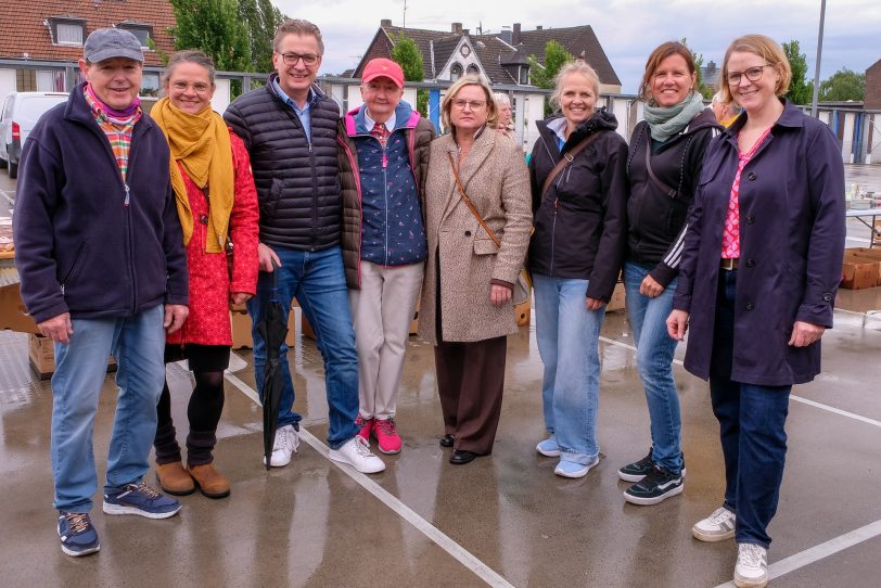 Bezirksbürgermeister Kai Gera (3.v.li) und Initiatorin des Flohmarktes Irene Nebel (4. v. li), gemeinsam mit der Gruppe Aktiv für Palliativ und Mitarbeitenden der Palliativstation.