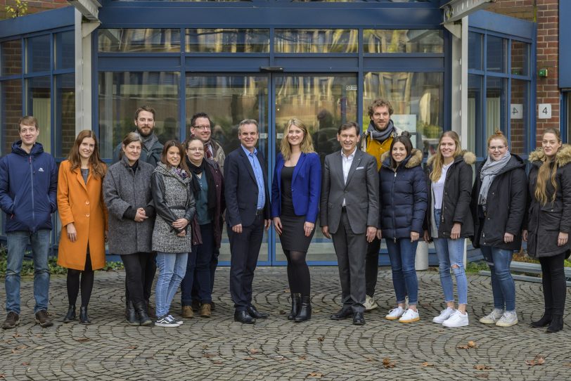 Der erste Volontärskursus im Journalistenzentrum: v.l. Professor Dr. Frank Überall, Vorsitzender des Trägervereins des JZ, Janina Wrobel (Shamrockpark) und Oberbürgermeister Dr. Frank Dudda.