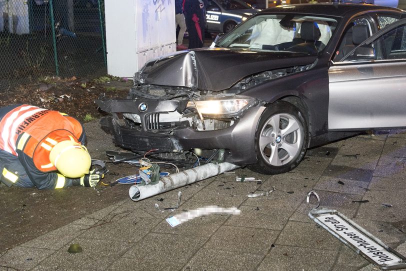 Die Ampel unter dem Auto.