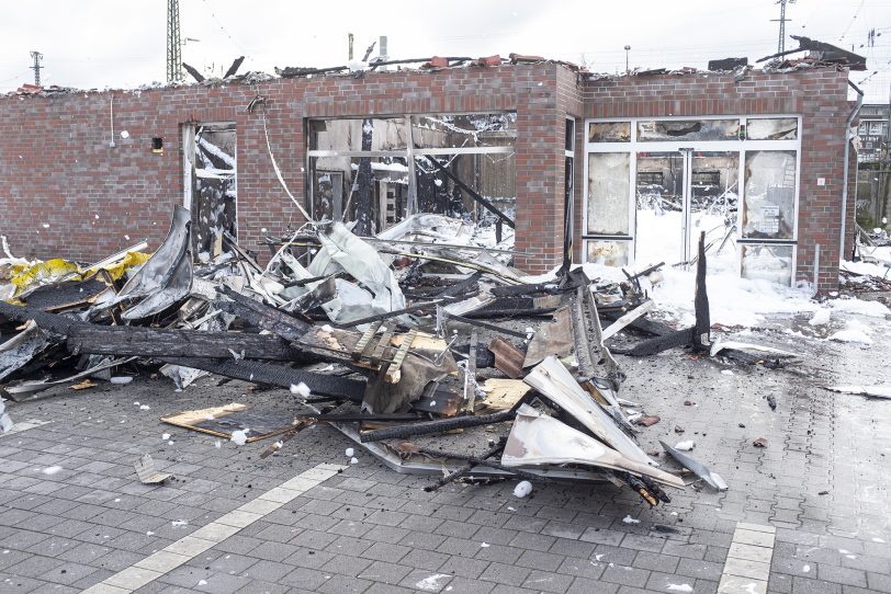 Durch einen Brand wurde am Samstagmorgen (31.01.2021) der Netto-Markt an der Berliner Straße in Herne (NW) komplett zerstört. Kräfte der Berufs- und der Freiwilligen Feuerwehr wurden bei den Löscharbeiten durch das THW unterstützt. Die Polizei ermittelt wegen des Verdachts auf Brandstiftung.