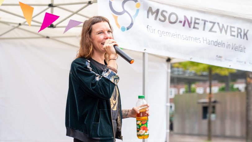 Sarah Jane Collins (am Mikro), Projektleitung der MSO Herne