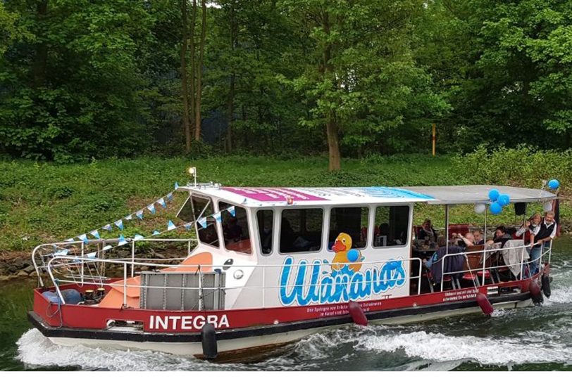 Das Schiff 'Integra' des gleichnamigen Vereins weist auf die Gefahren im und am Kanal hin.