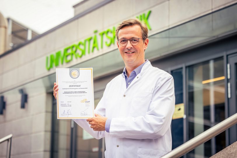 Prof. Dr. Timm Westhoff, Direktor der Medizinischen Klinik I des Marien Hospital Herne mit dem Zertifikat der Deutschen Gesellschaft zur Bekämpfung von Fettstoffwechselstörungen und ihren Folgeerkrankungen DGFF (Lipid-Liga) e. V.