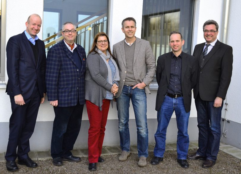 Die Klinikleitung mit (v.r.) Heinz Augustin, Axel Bergstermann und Prof. Boris Schiffer sowie der LWL-Dezernent Tilmann Hollweg (l.) gratulieren dem frisch gewählten Beiratsvorsitzenden Karsten Herbers und seiner Stellvertreterin Susanne Marek.