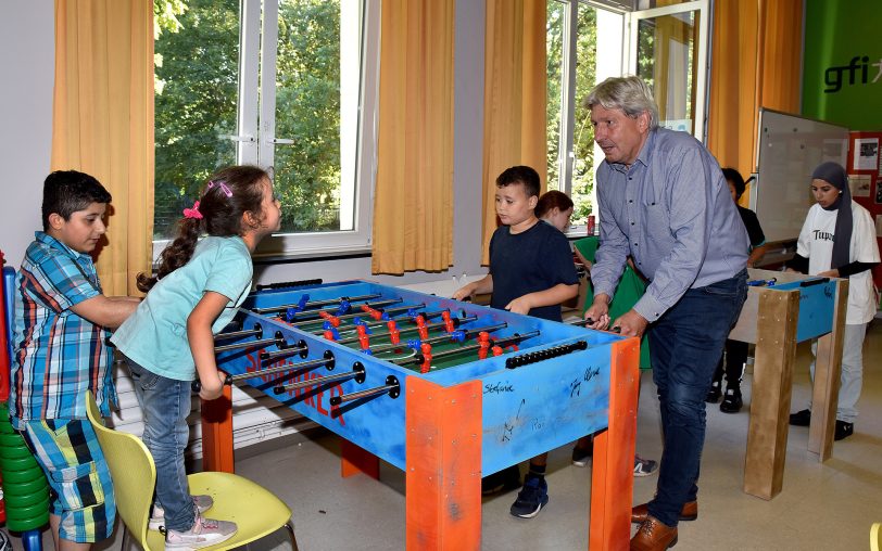Projektunterstützer Christian Stiebling beim Kickern mit den
