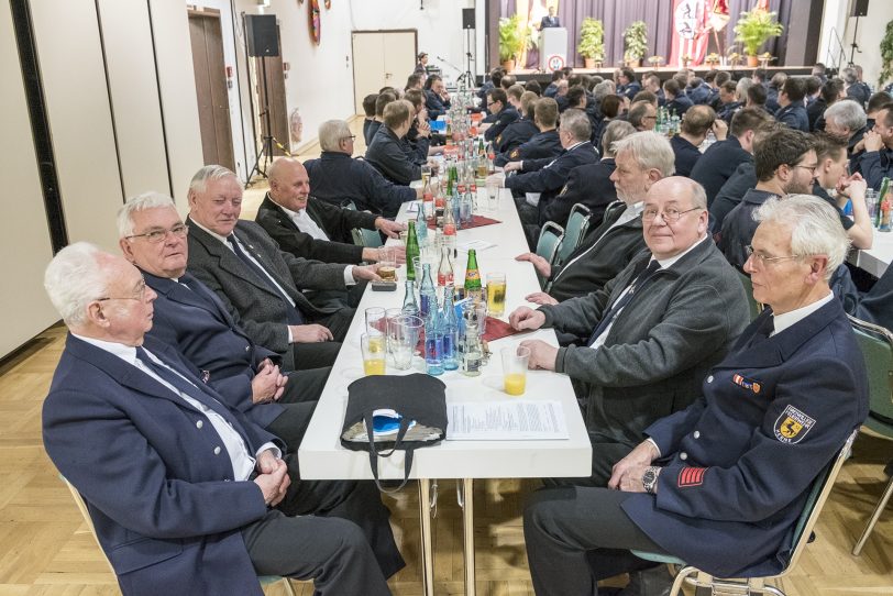 Altgediente Feuerwehrkameraden der Ehrenabteilung der Feuerwehr.