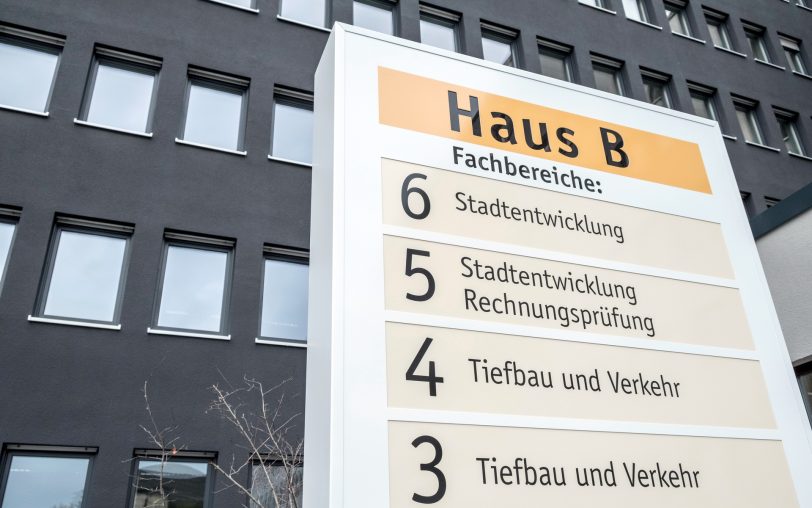 Wegweiser für das Haus B.