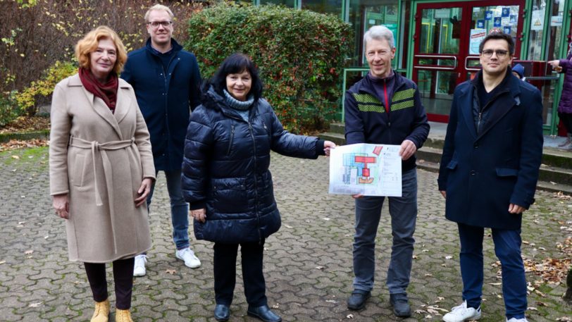 Die SPD-Ratsfraktion schaute mit Birgit Klemczak (3.v.l.), Manuela Lukas (li.) und Hendrik Bollmann (hinten) sowie dem Landtagsabgeordneten Alexander Vogt (re.) sich bei ihren Schulbegehungen mehrere Gebäude, wie hier die ehemalige Grundschule Am Drögenkamp. Mit dabei: Herr Schulze (2.v.r.) vom Gebäudemanagement.