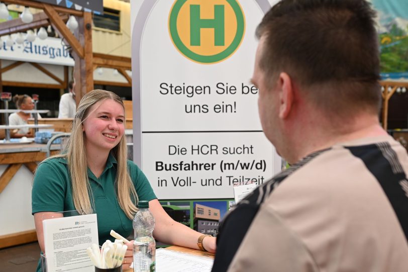 Ein Gespräch über einen Job bei der HCR: Bewerber Mike Moltzen (re.) mit Marina Brinkhoff aus der Personalabteilung der HCR.