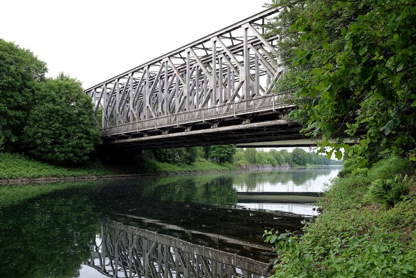 Eisenbahnbrücke über dem Rhein-Herne-Kanal.