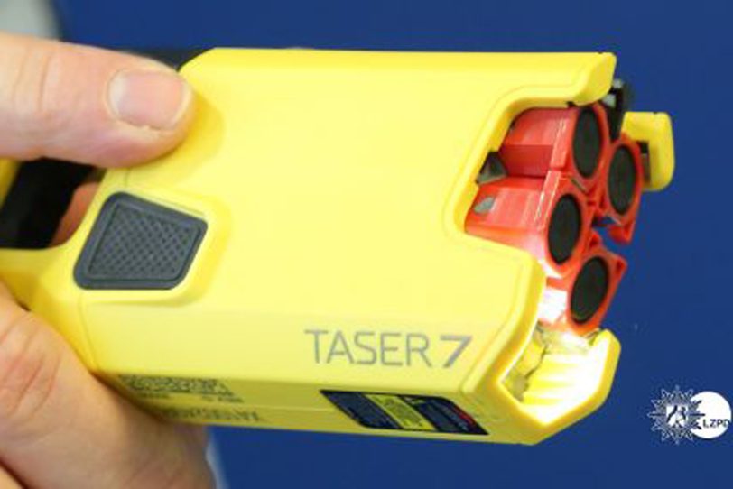 Taser X2 Gelb: Am Handgriff ist eine aufgesetzte Kamera zur Dokumentierung des Einsatzes.