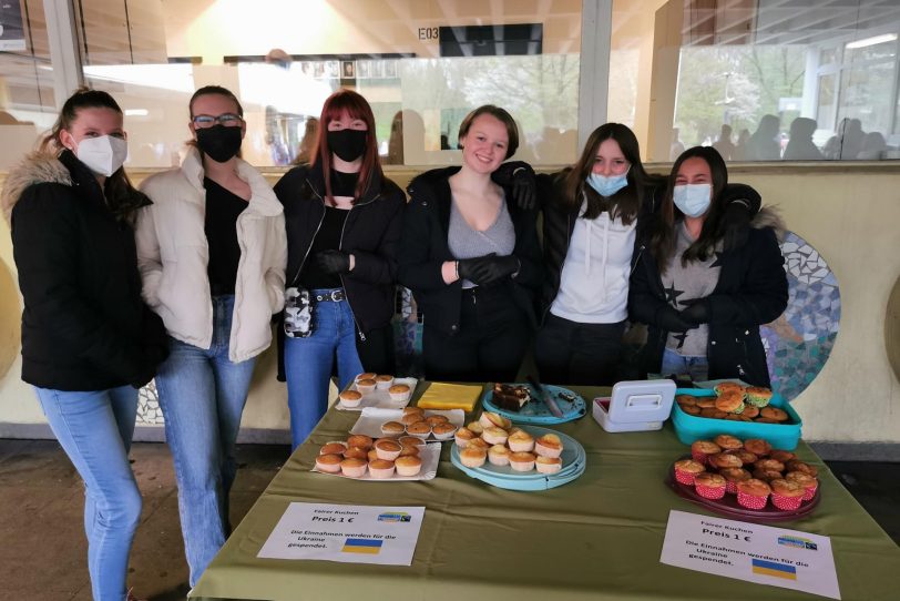 Schülerinnen der Fairtrade-AG verkaufen fairen Kuchen - v.l. Luisa Kleibömer, Annika Franz, Pia Thamm, Raja Schreiber, Jolee Menke, Emily Janicki.