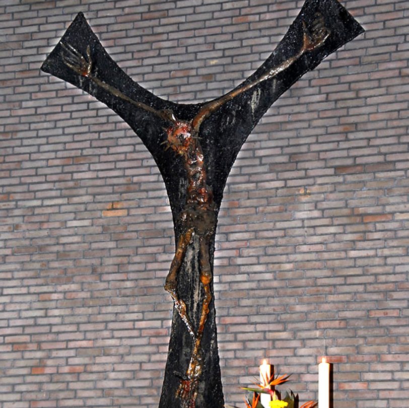 Das Altarkreuz von Heinrich Brockmeier in der Dreifaltigkeitskirche.