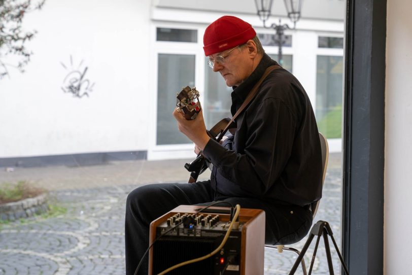Michael Völkel spielt während der Pandemie-Zeit im Schaufenster des KreativQuartiers.