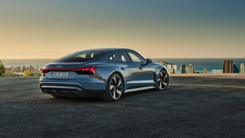 Autos wie der Audi e-tron GT quattro fahren vollelektrisch.
