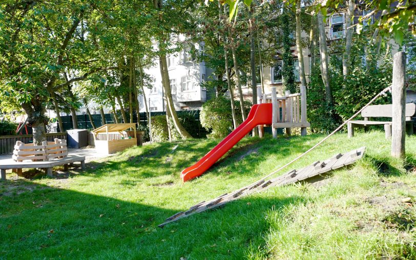 Das Außengelände ist nun komplett: Für die Kinder der Kita am EvK Herne gab es zunächst nur eine Schaukel und eine Bank. Nun kamen eine Rutsche, ein Sandkasten und ein Klettergerät hinzu.