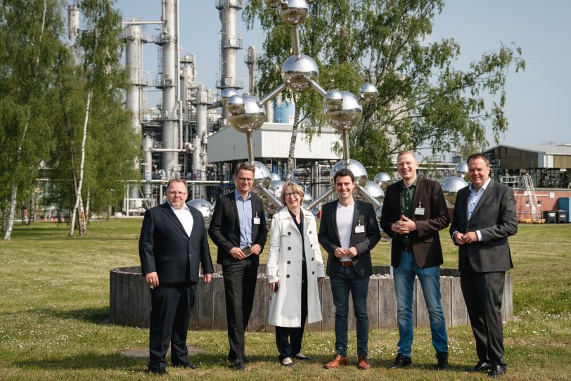 2.v.l. Dr. Carsten Linnemann, 4.v.l. Markus Mähler, 5.v.l. Timon Radicke, Fraktionsvorsitzender der CDU Herne, beim Besuch von Evonik Industries.