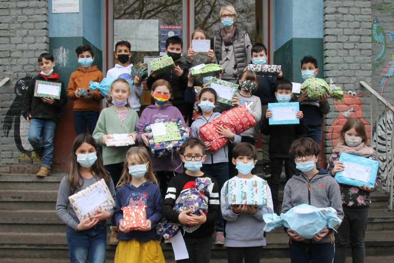 Caritas der Gemeinde St. Marien Baukau beschenkt Grundschüler zum Weihnachtsfest 2021.