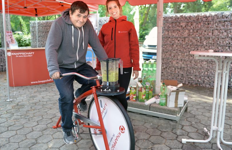 Tobias Wagener erstrampelt sich seinen Smoothie. Mit im Bild Vertriebsmitarbeiterin Sarah Lemloh.