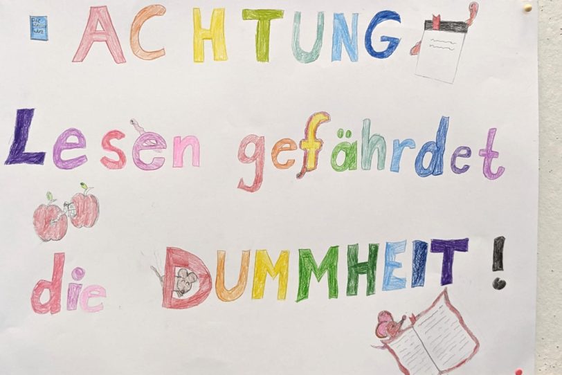 Für die Lese-Projektwoche an der Grundschule Laurentius haben Schüler eigene Plakate gestaltet.