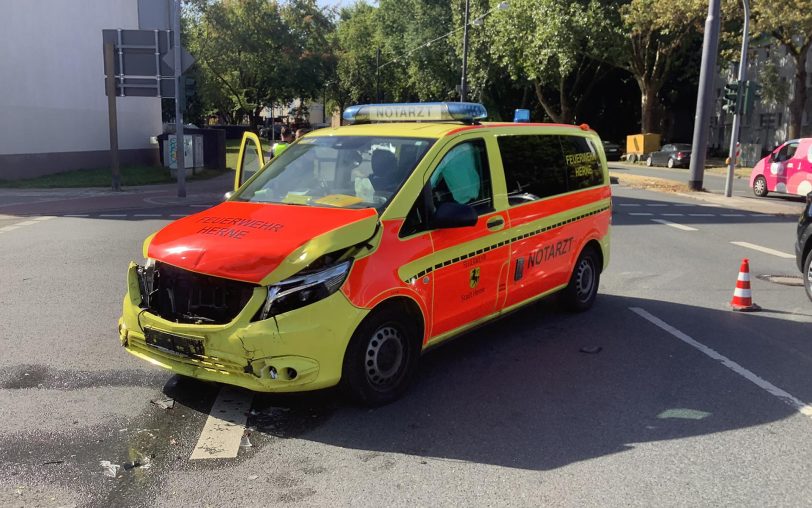 Ein Notarztfahrzeug kollidierte im Kreuzungsbereich „Westring/Behrensstraße“ mit einem Pkw.