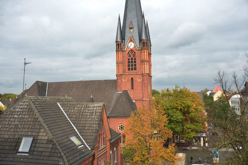 Vor der Christuskirche in Wanne findet das Friedensgebet statt.