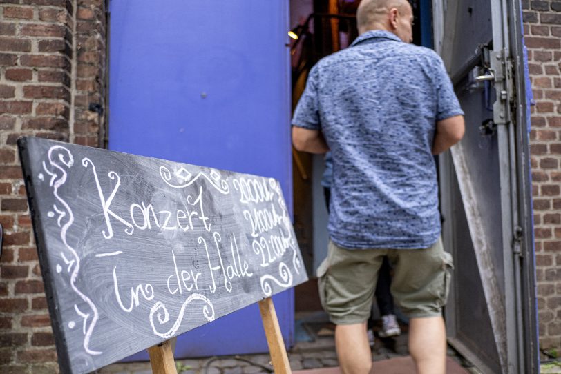 "Licht an!" im KunstWald-Park Teutoburgia in Herne (NW), am Samstag (03.08.19). Der Förderverein Teutoburgia und Klangkünstler Christof Schläger hatten zu diesem Abend in das Wäldchen rund um das Fördergerüst und die Maschinenhalle Teutoburgia an der Schadeburgstraße eingeladen.