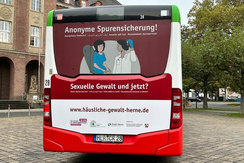 Mit der Buswerbung soll das Thema 'Anonyme Spurensicherung' in die Öffentlichkeit getragen werden.