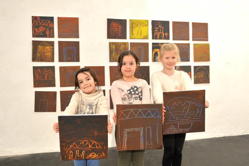 Aaliyah (7), Sara (7) und Lynn (8) mit ihren Kunstwerken.