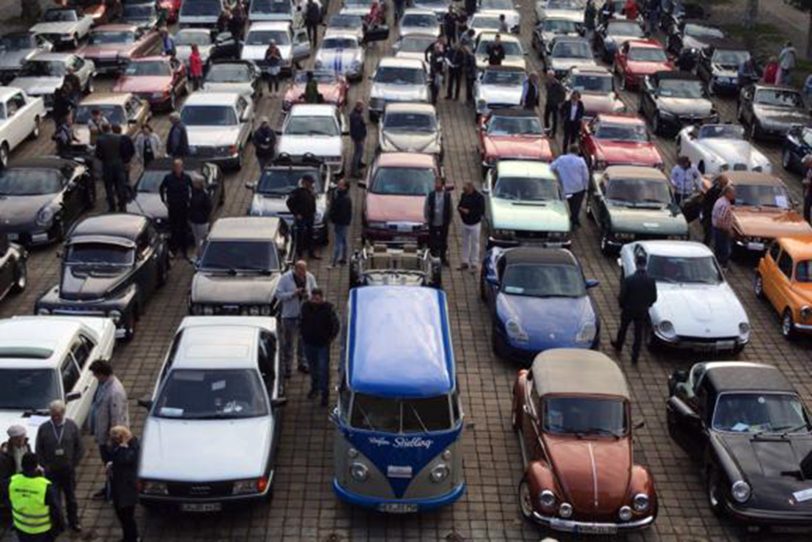 100 Oldtimer parkten auf dem Rathausplatz.