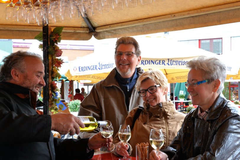 Wein lässt sich sehr gut mit Käse kombinieren. Unser Archivbild zeigt Weinfreunde beim Winzermarkt in der City.