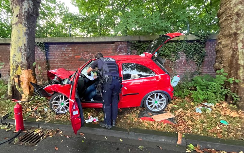 An der Bielefelder Straße/ Kastanienallee kam es zu einem Alleinunfall: Ein Autofahrer fuhr gegen einen Baum.