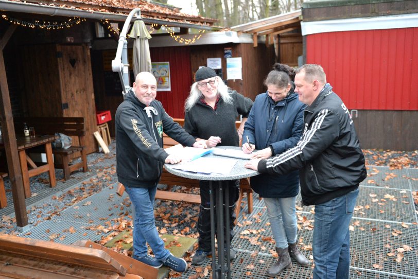 (v.l.) Jörg Menne und Horst Schröder von der Initiative Hallenbad mit Dani Tuttas und Sebastian Festerling.