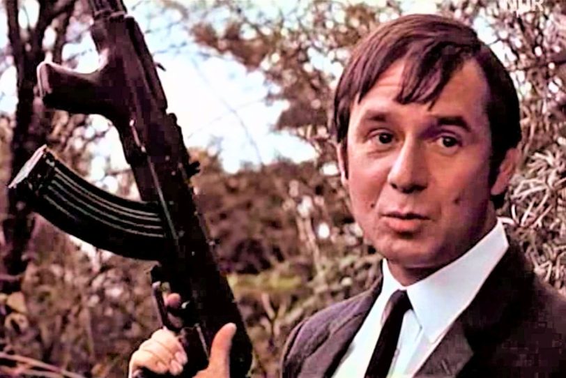 Rudi Kipp (Joachim Król) mit Viktors Kalaschnikow - im Film: Wir können auch anders.