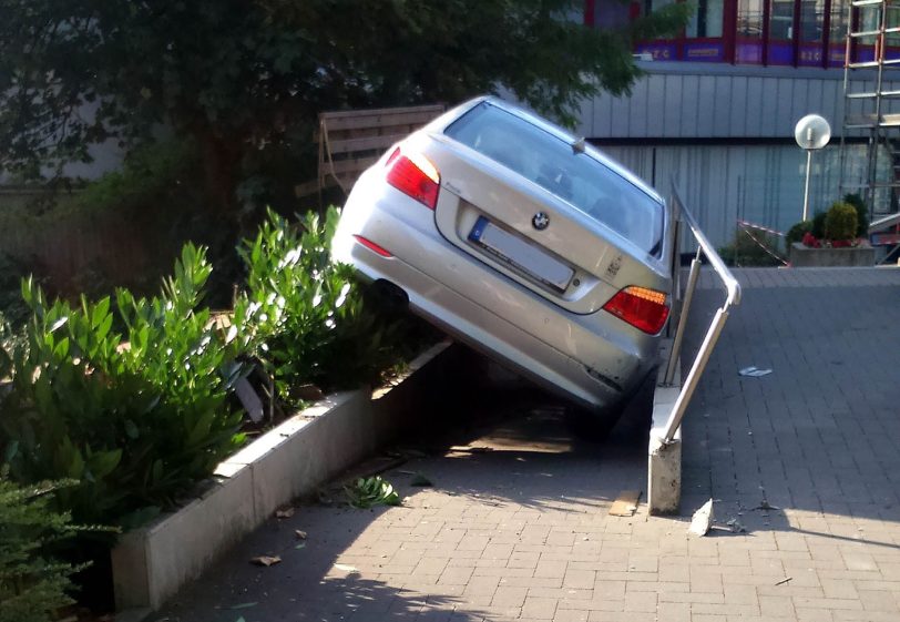 Zwischen Mauer und Geländer endete die Fahrt.