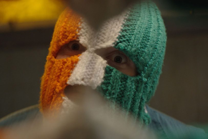 Der Irisch-Lehrer JJ (JJ Ó Dochartaigh) verstärkt unter dem Pseudonym DJ Próvai die Band, muss sich aber hinter der Mütze in den irischen Farben verstecken.