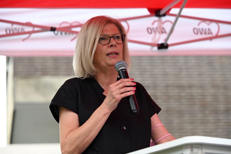 Heike Strauss, Leiterin der Einrichtung, bei der Eröffnungsrede.