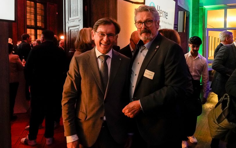 Eindrücke vom Neujahrsempfang im Herner Rathaus am Montag (13.1.2025). OB Dr. Frank Dudda (li.) mit dem Vorsitzenden des Stadtsportbundes Herne (SSB), Hans Peter Karpinski.