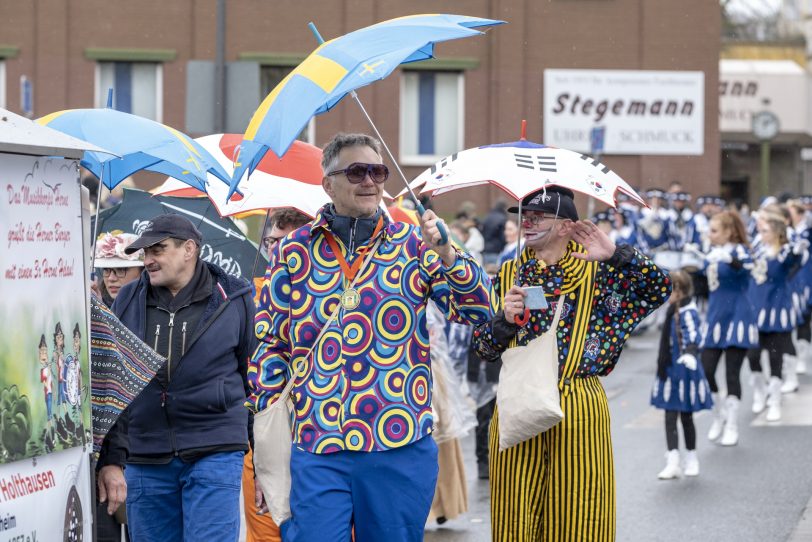 Der Karnevalsumzug am Rosenmontag (04.03.2019) in Herne (NW). Der Umzug startete pünktlich um 12 Uhr vom Kurt-Edelhagen-Platz in Sodingen in Richtung Innenstadt. Trotz der Unwetterwarnung des DWD hatten sich die HeKaGe und das Ordnungsamt entschieden, den Zug rollen zu lassen. Kurz nach dem Start setzte ein heftiger Schauer ein, der Teilnehmer und Zuschauer ordentlich durchweichte.