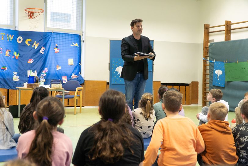 Die Kinder lauschten gebannt Pongs Worten .