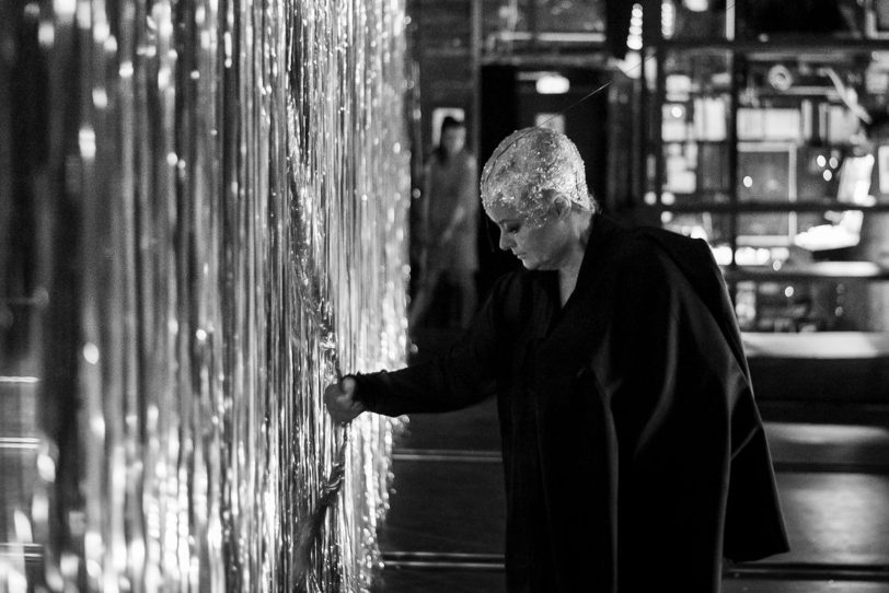 Der Herner „Ostkreuz“-Fotograf blickt in seinem „Making of“-Bildband hinter die Kulissen dieser als Sensation empfundenen Inszenierung Barrie Koskys am Berliner Ensemble.