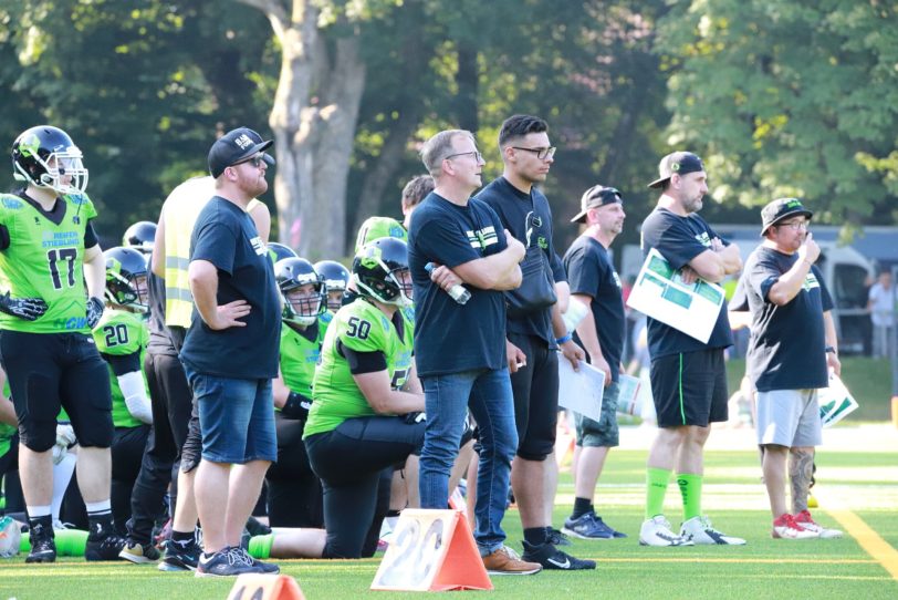 Alles im Blick: Das Trainer-Team der Black Barons um den früheren Head-Coach und jetzigen sportlichen Leiter Kai-Uwe Weitz (Mitte, mit verschränkten Armen).