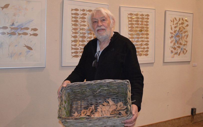 Die kleinen Fische Thomas Stükes aus gebranntem Ton führen zu Hans-Jürgen Jaworskis vierteiliger Collage „Ganz sicher“.
