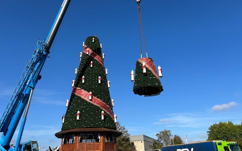 Stück für Stück wurde der 45 Meter hohe Baum per Kran zusammengesetzt.