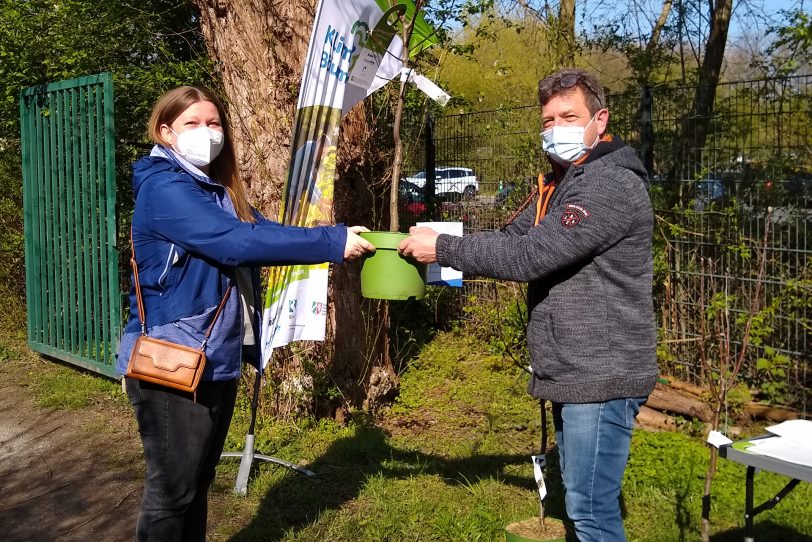 Martin Pawlicki überreicht die 'Klimabäume' an Baumpatin Pia Bahl.