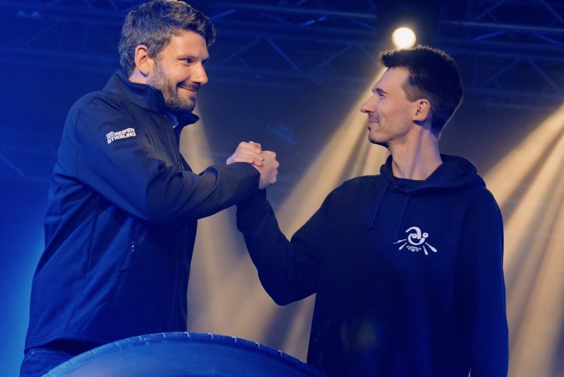 Der Handschlag zählt: „Reifen-Stiebling“-Geschäftsführer Alexander Stiebling (links) und Christopher Deutsch (Geschäftsführender Vorstand Circus Schnick- Schnack) freuen sich über die Zusammenarbeit.