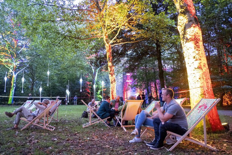 "Licht an!" im KunstWald-Park Teutoburgia in Herne (NW), am Samstag (03.08.19). Der Förderverein Teutoburgia und Klangkünstler Christof Schläger hatten zu diesem Abend in das Wäldchen rund um das Fördergerüst und die Maschinenhalle Teutoburgia an der Schadeburgstraße eingeladen.
