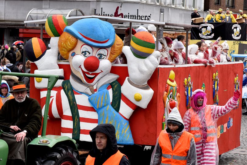 Der Rosenmontagszug am Robert-Brauner-Platz.