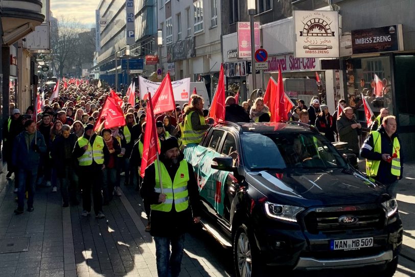 Herner Beschäftigte legten am Dienstag (28.2.2023) ihre Arbeit nieder und waren beim Demozug von ver.di in Bochum mit dabei.