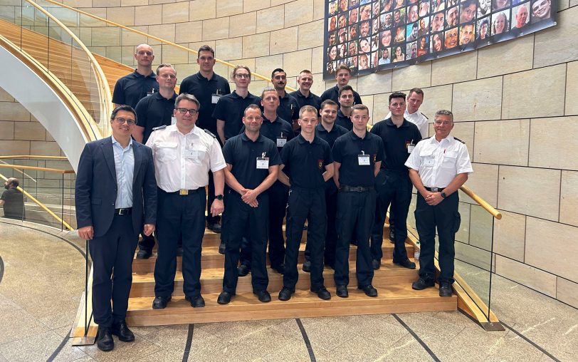 Die angehenden Feuerwehrmänner aus Herne besuchten den Landtagsabgeordneten Alexander Vogt (SPD, li.) in Düsseldorf.